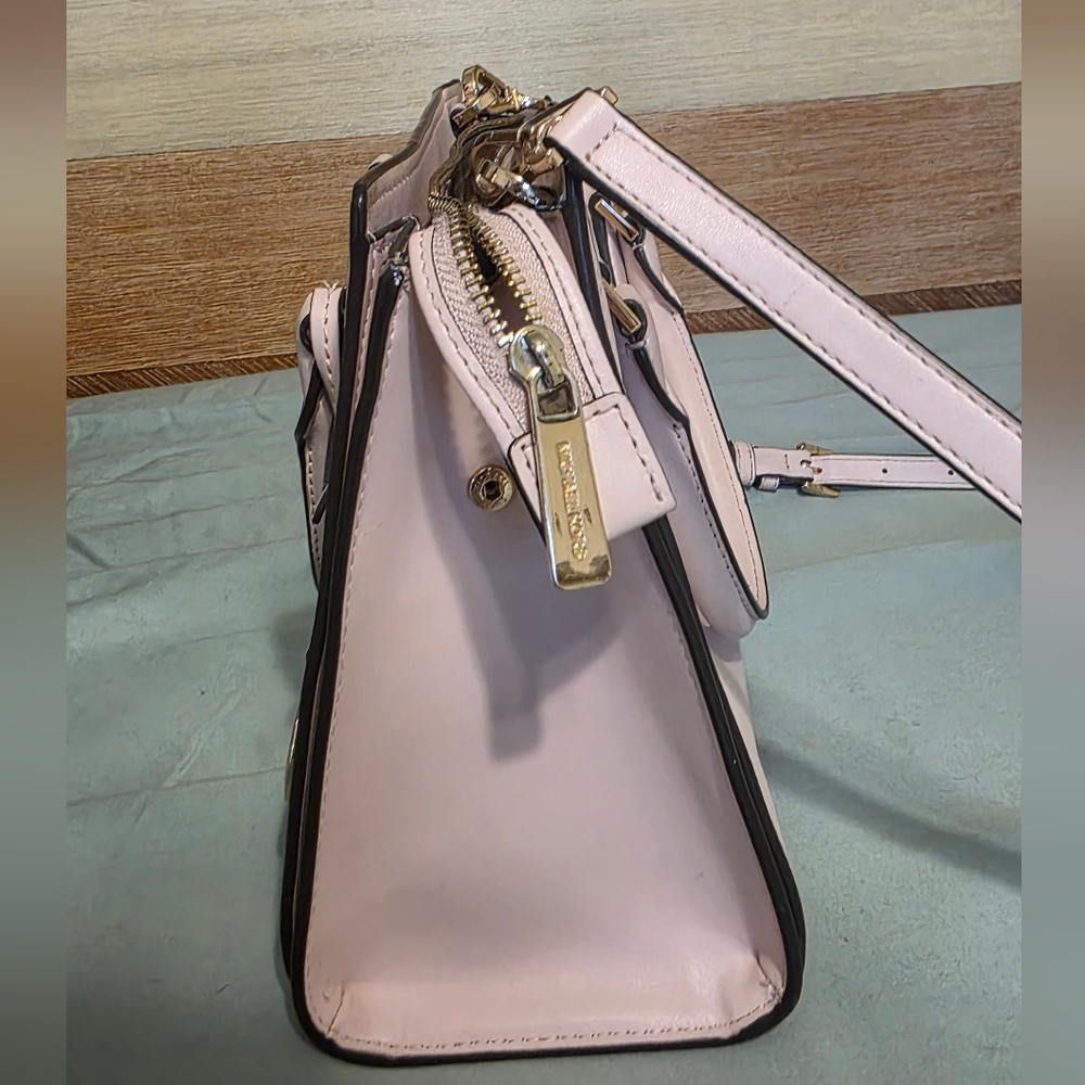 Micheal Kors Purse - Picture 2 of 7